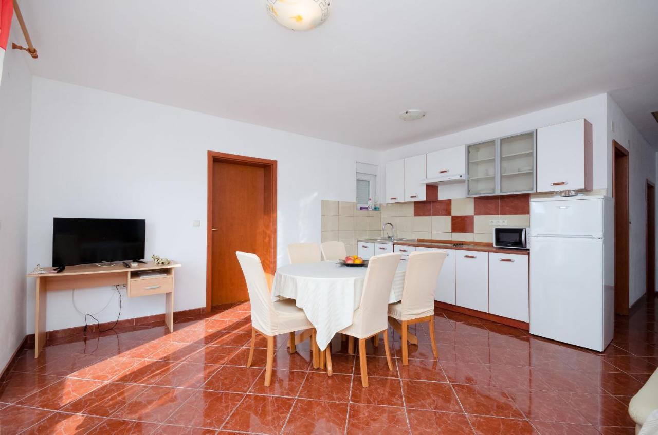 Apartments Pela โลปาร์ ภายนอก รูปภาพ