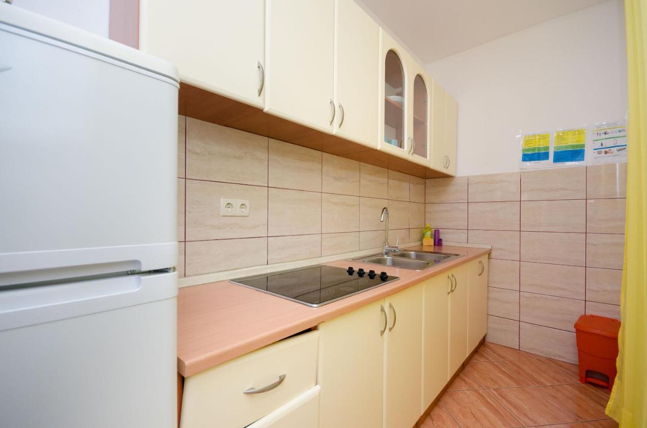 Apartments Pela โลปาร์ ภายนอก รูปภาพ