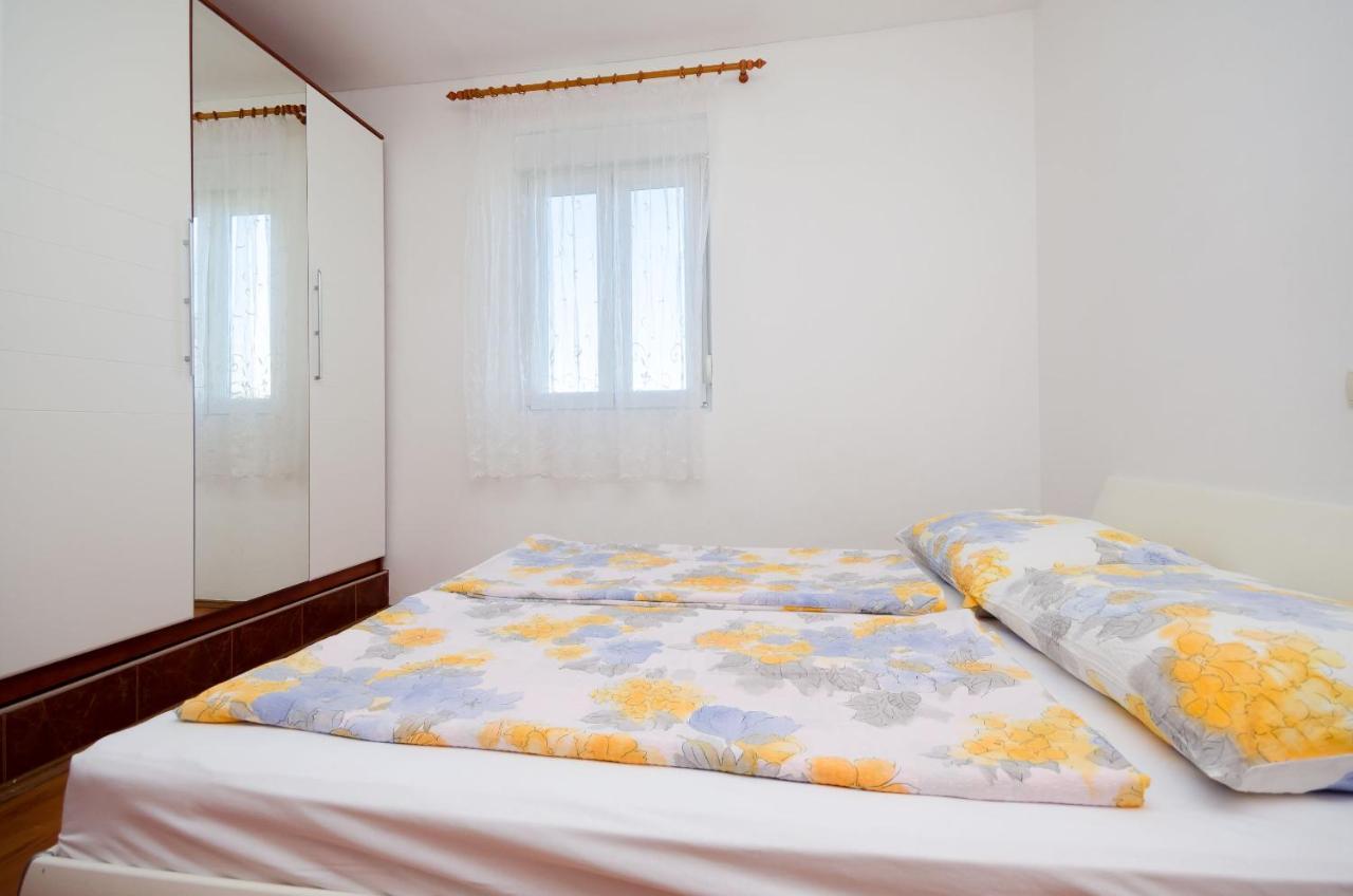 Apartments Pela โลปาร์ ภายนอก รูปภาพ