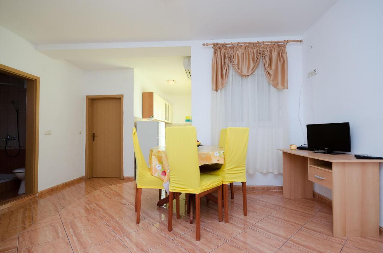 Apartments Pela โลปาร์ ภายนอก รูปภาพ