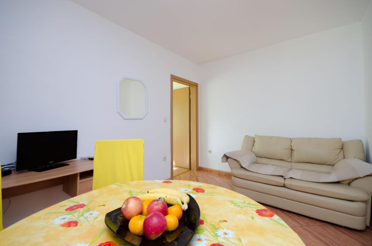 Apartments Pela โลปาร์ ภายนอก รูปภาพ