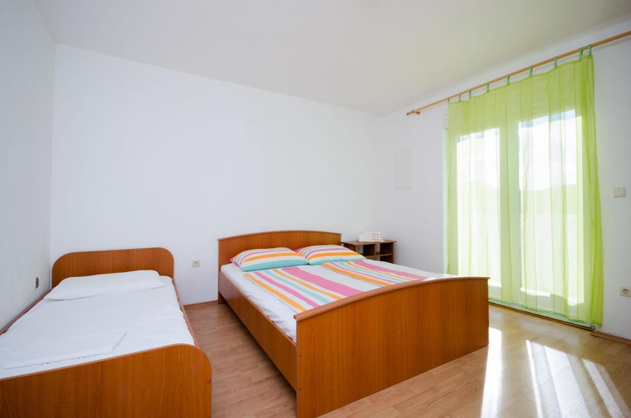 Apartments Pela โลปาร์ ภายนอก รูปภาพ