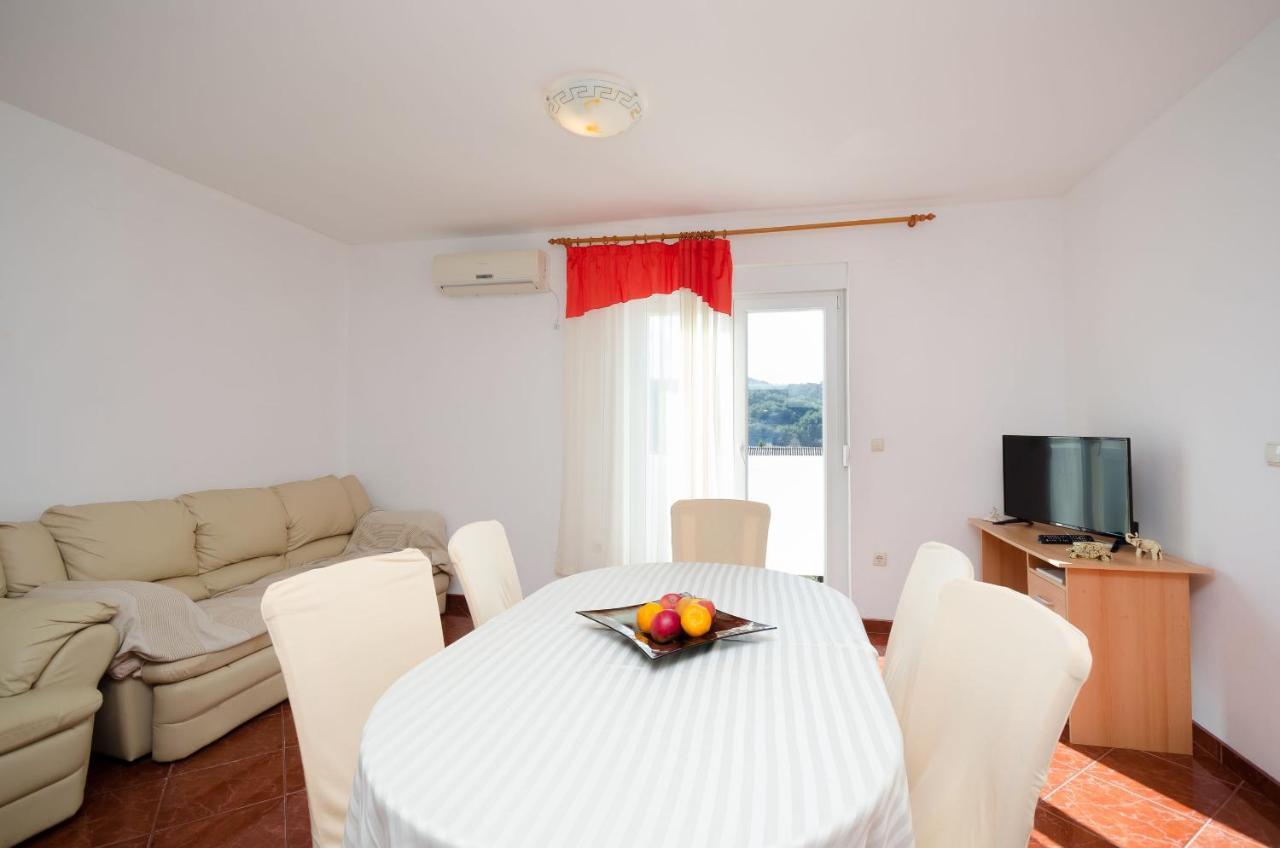 Apartments Pela โลปาร์ ภายนอก รูปภาพ