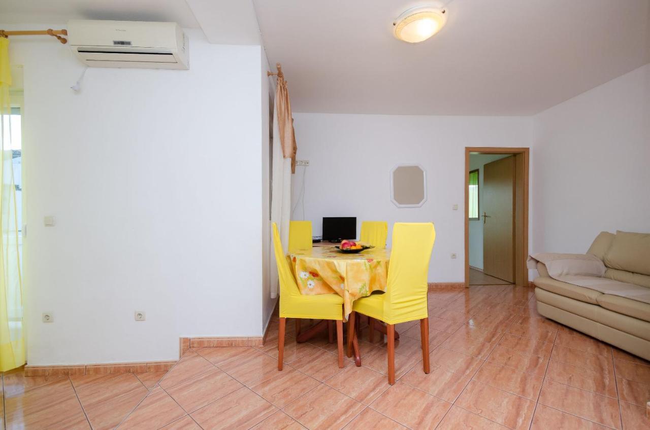 Apartments Pela โลปาร์ ภายนอก รูปภาพ