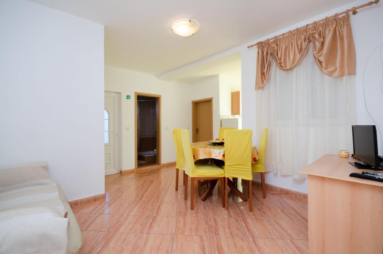 Apartments Pela โลปาร์ ภายนอก รูปภาพ