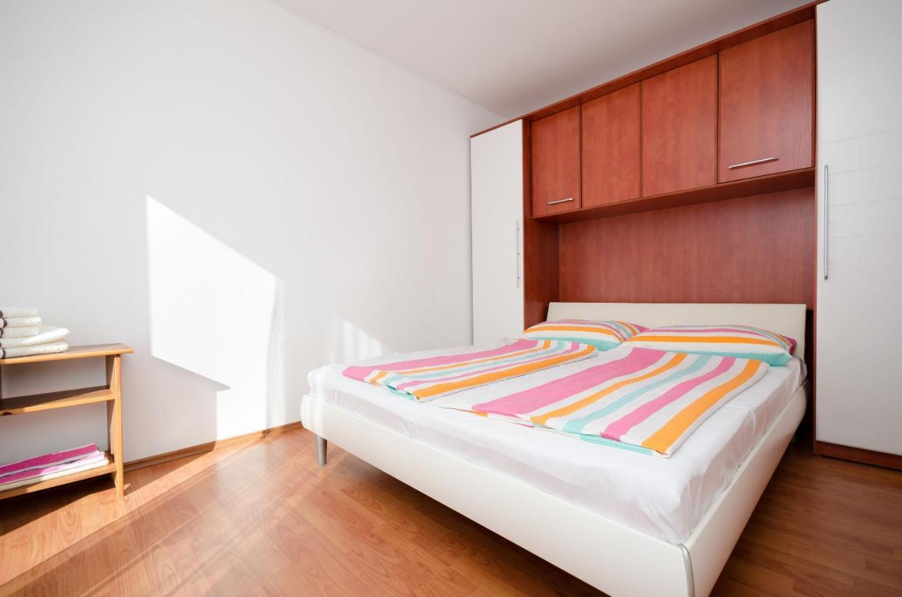 Apartments Pela โลปาร์ ภายนอก รูปภาพ