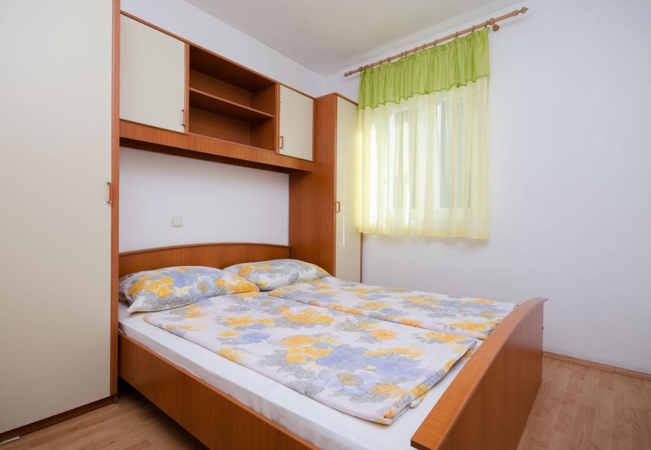Apartments Pela โลปาร์ ภายนอก รูปภาพ