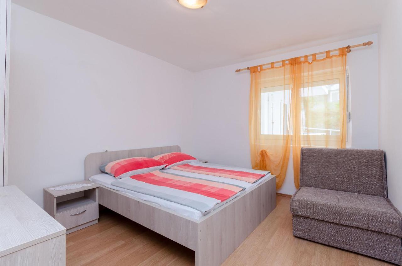 Apartments Pela โลปาร์ ภายนอก รูปภาพ