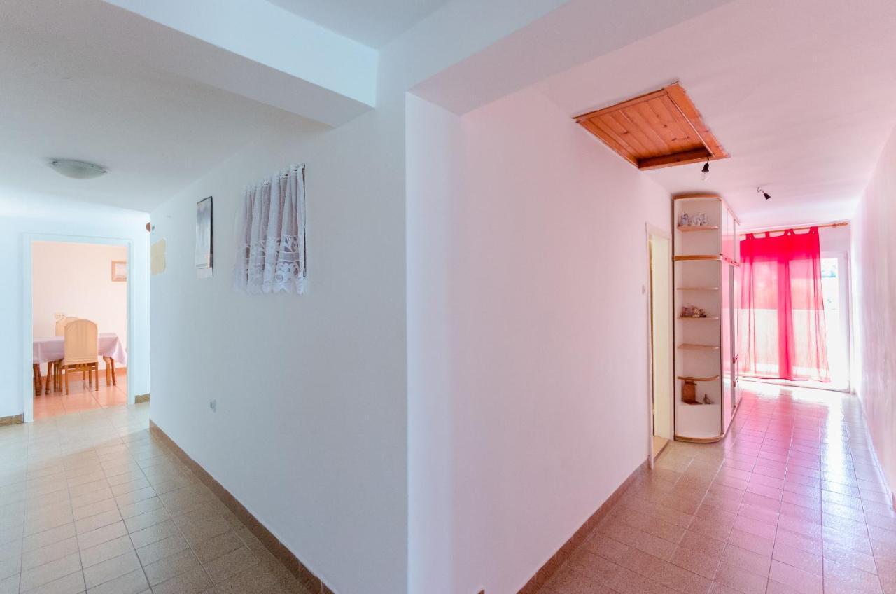 Apartments Pela โลปาร์ ภายนอก รูปภาพ